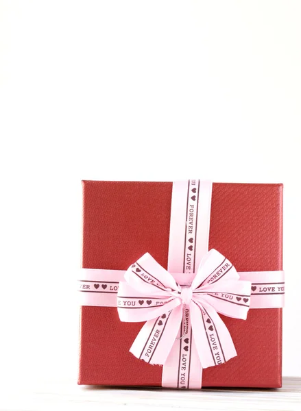 Vintage pink gift box with a bow on top — Stock Photo, Image