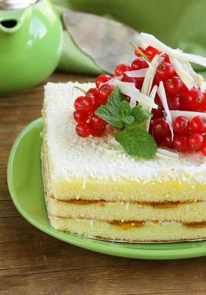 Sponge cake with white chocolate, decorated with red currant — Stock Photo, Image