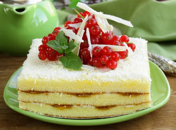 Sponge cake with white chocolate, decorated with red currant — Stock Photo, Image