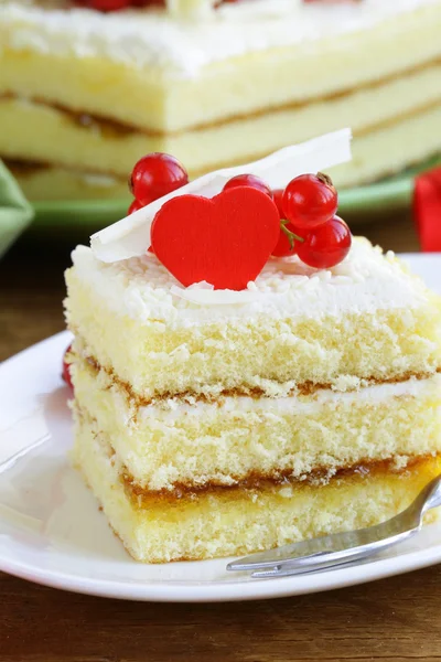 Pan di Spagna con cioccolato bianco, decorato con ribes rosso — Foto Stock