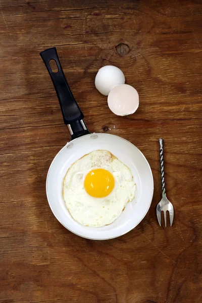 Oeuf frit dans une poêle — Photo