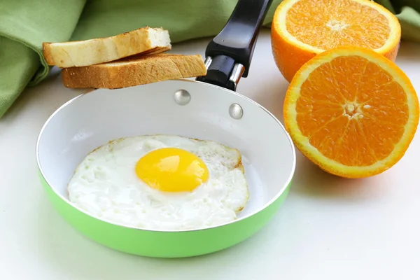 Fried egg in a frying pan — Stock Photo, Image