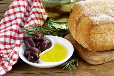 ciabatta ekmeği, zeytin ve yağı