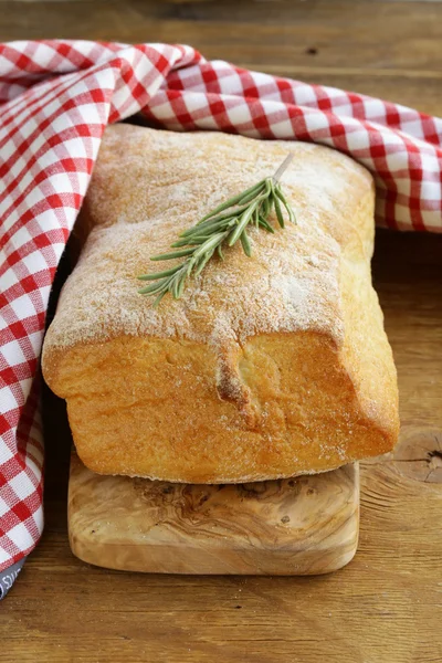 Ciabatta chléb na dřevěný stůl — Stock fotografie