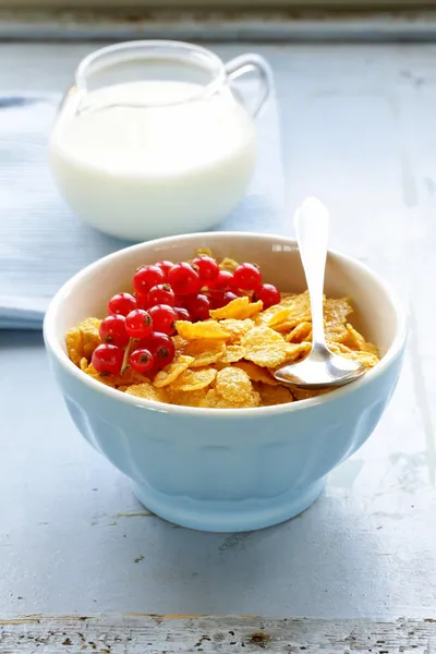 Zdrowe śniadanie granola kukurydzy z czerwonych porzeczek (w misce niebieski) — Zdjęcie stockowe