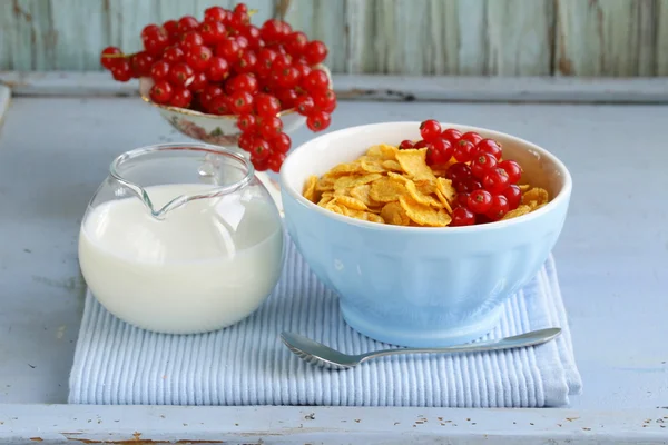 Healthy breakfast granola corn with red currant (in blue bowl) — Stock Photo, Image