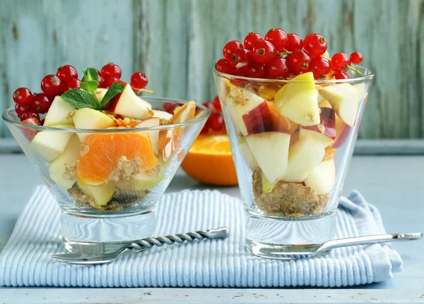 Fruit salad with orange, apple and red currant — Stock Photo, Image