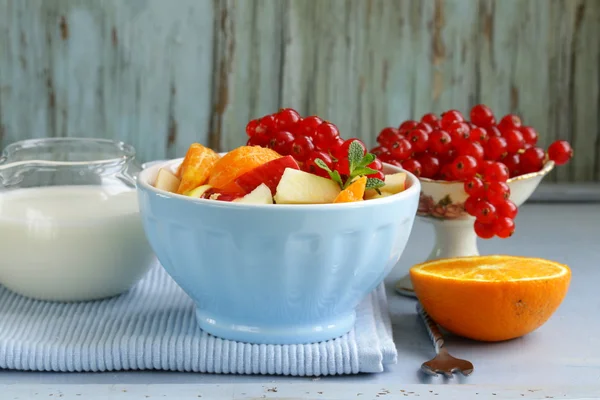Фруктовий салат з апельсином, яблуком та червоною смородиною — стокове фото