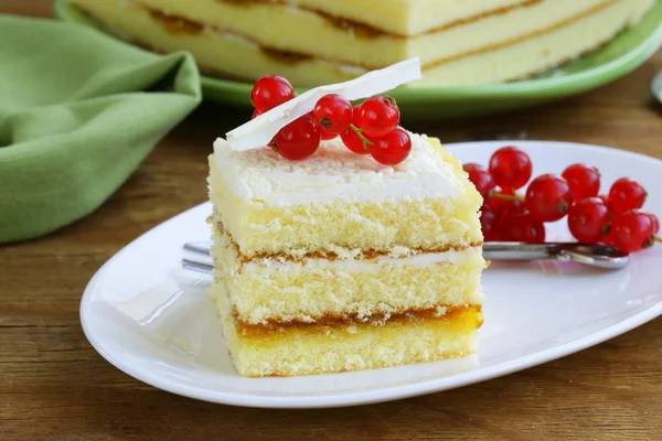 Sponge cake with white chocolate — Stock Photo, Image