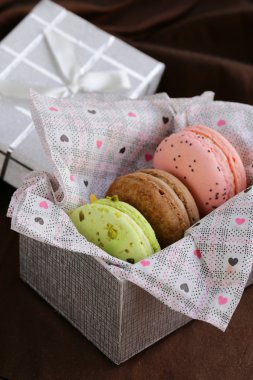 bir hediye olarak çok renkli Fransızca macaroons tatlı hediye kutusu