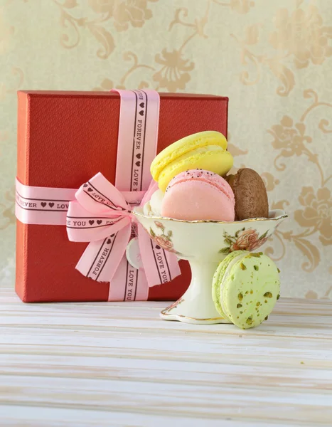 Macaroni multicolori francesi in una confezione regalo dolce regalo — Foto Stock