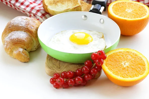 Fried egg in a frying pan — Stock Photo, Image