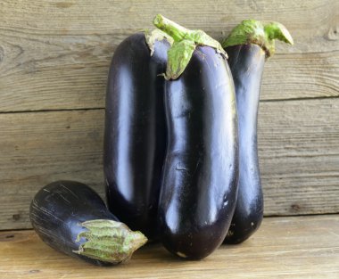 Organik Sebzeler bir ahşap tahta üzerine patlıcan