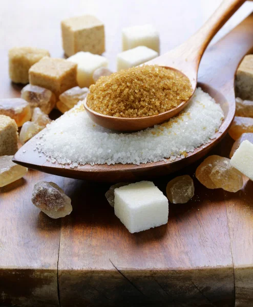 Vari tipi di zucchero, zucchero di canna, zucchero bianco e raffinato — Foto Stock