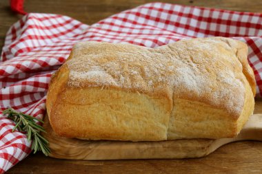 ahşap bir masa üzerinde ciabatta ekmeği