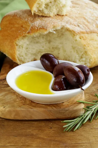 Ciabatta ekmeği, zeytin ve yağı — Stok fotoğraf