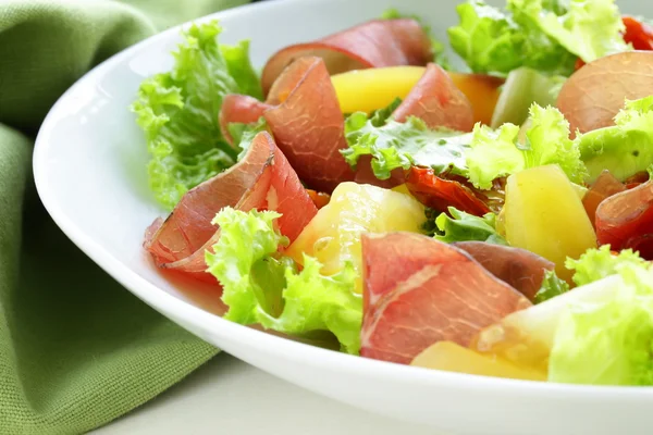 Fresh green snack salad with ham and vegetables — Stock Photo, Image