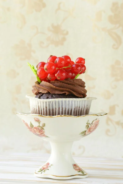 Pastel de chocolate con grosella roja en el paisaje romántico —  Fotos de Stock