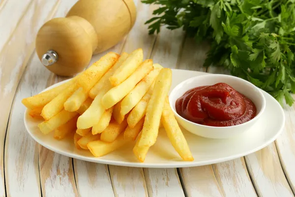 Traditionele Franse frietjes met tomatenketchup — Stockfoto