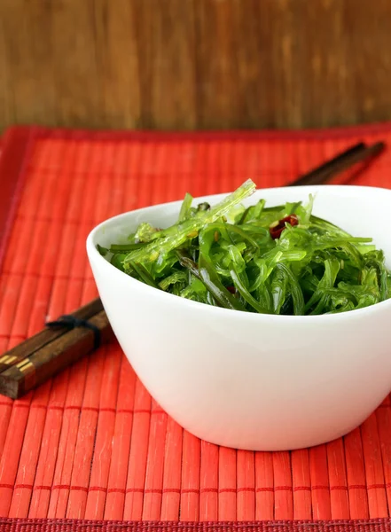 Tradycyjne japońskie chuka Zielona sałatka z wodorostów — Zdjęcie stockowe