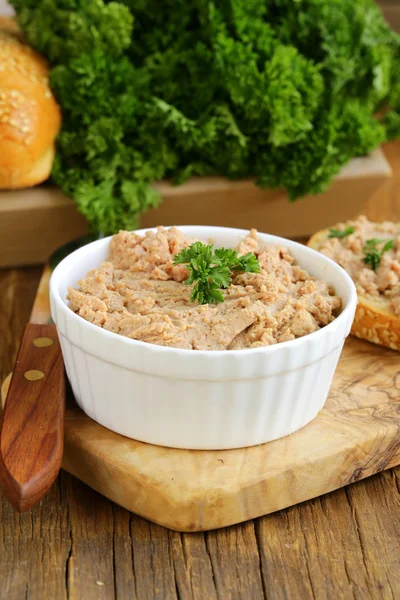 Homemade meat snack chicken liver pate with parsley — Stock Photo, Image