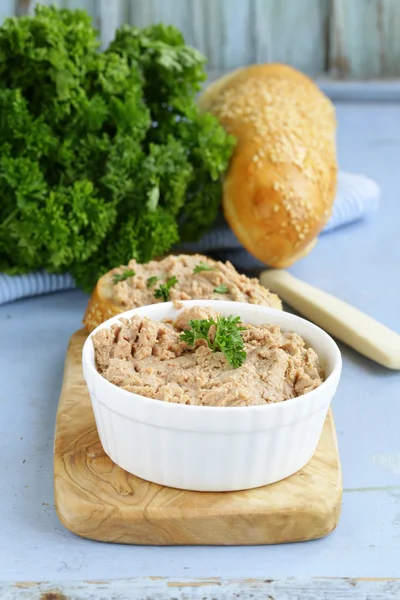 Collation de viande maison pâté de foie de poulet au persil — Photo