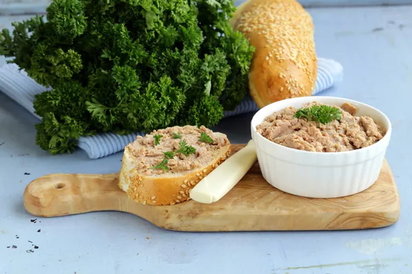 Hemlagad kött snack kyckling lever paté med persilja — Stockfoto