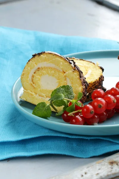 Torta alla vaniglia con ganache al cioccolato e crema cremosa — Foto Stock