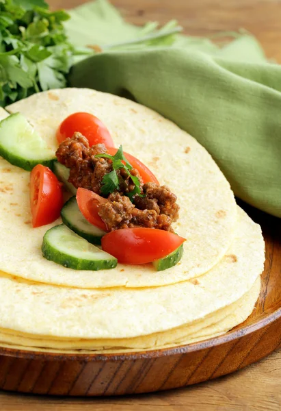 Färska tortilla fajita wraps med nötkött och grönsaker, mexikansk mat — Stockfoto