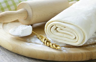 ev yapımı hamur ve un ahşap oyun tahtası