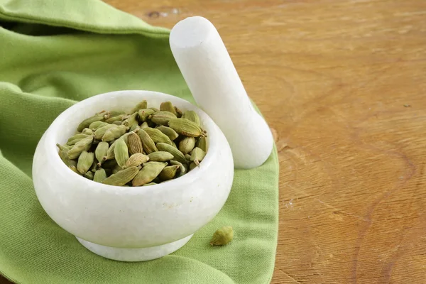 Green cardamom pods spice - aromatic seasoning for food — Stock Photo, Image