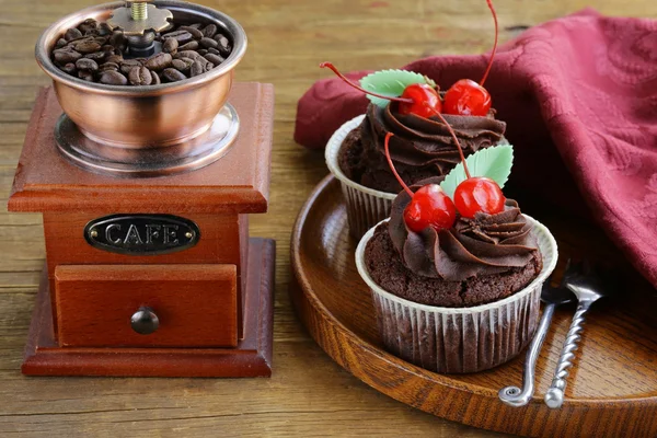 Schokoladen-Cupcake mit Kirschen und Sahne — Stockfoto