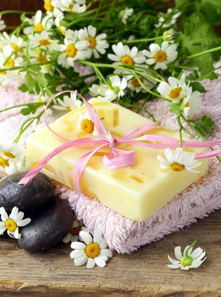 Jabón artesanal con flores sobre fondo orgánico — Foto de Stock