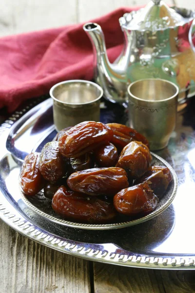 Traditionelles orientalisches Dessert süß getrocknete Datteln — Stockfoto
