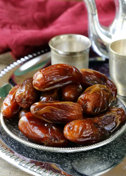 Postres orientales tradicionales dátiles secos dulces —  Fotos de Stock