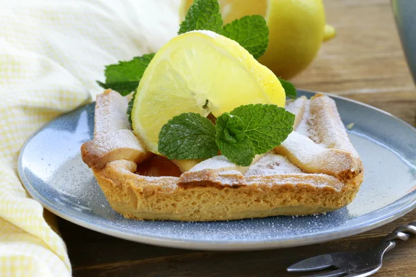 Tarta de limón con hojas de menta — Foto de Stock