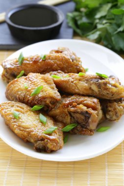 Asya tarzı baharatlı soslu kızarmış tavuk kanatları