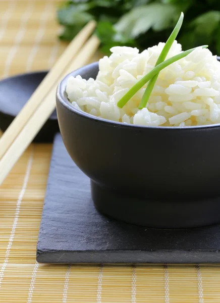 Варёный белый рис в чёрной миске, азиатский стиль — стоковое фото
