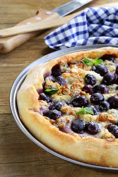 Homemade pie (galette) with grapes and blue cheese — Stock Photo, Image