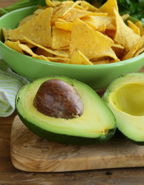 Avocado en maïs chips — Stockfoto