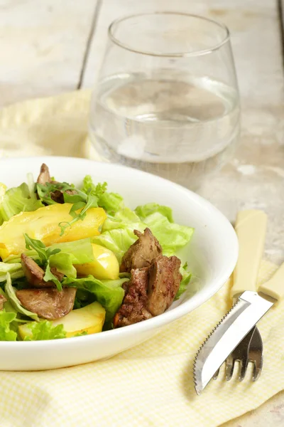 Salat mit gebratener Hühnerleber — Stockfoto