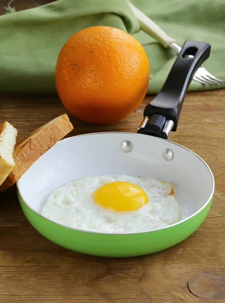 Fried egg in a frying pan — Stock Photo, Image