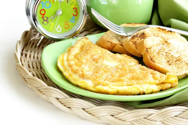 Omelete de ovo fresco com manjericão — Fotografia de Stock