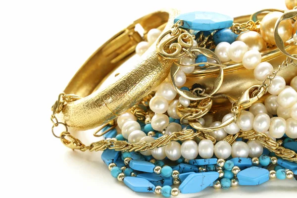 黄金、 绿松石饰品和珍珠，白色的背景上 — 图库照片