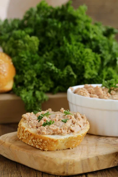 Homemade meat snack chicken liver pate with parsley — Stock Photo, Image