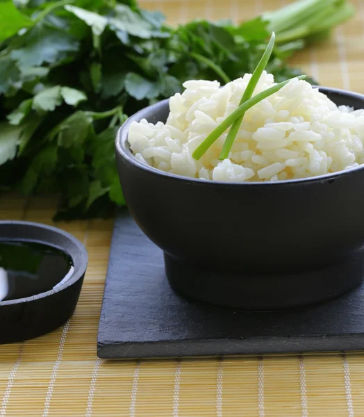 Arroz blanco hervido en un tazón negro, estilo asiático —  Fotos de Stock