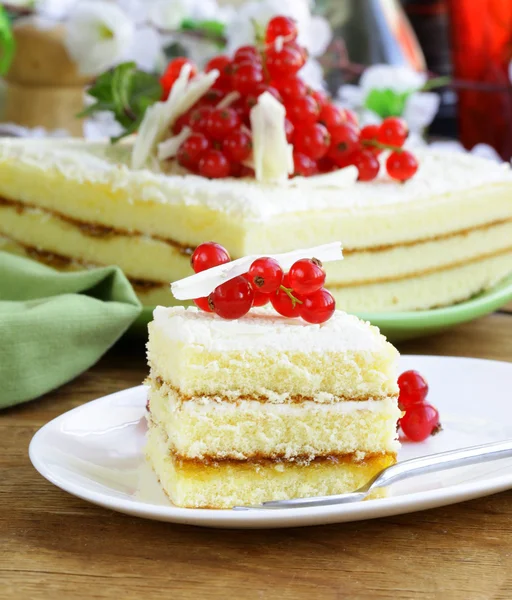 Gâteau éponge au chocolat blanc, décoré de groseilles rouges — Photo