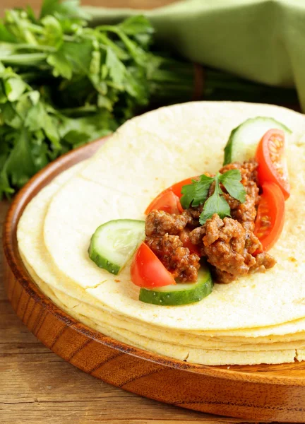 Tortilla fajita envolve com carne bovina — Fotografia de Stock