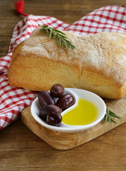 Ciabatta chléb, olivy a olej — Stock fotografie
