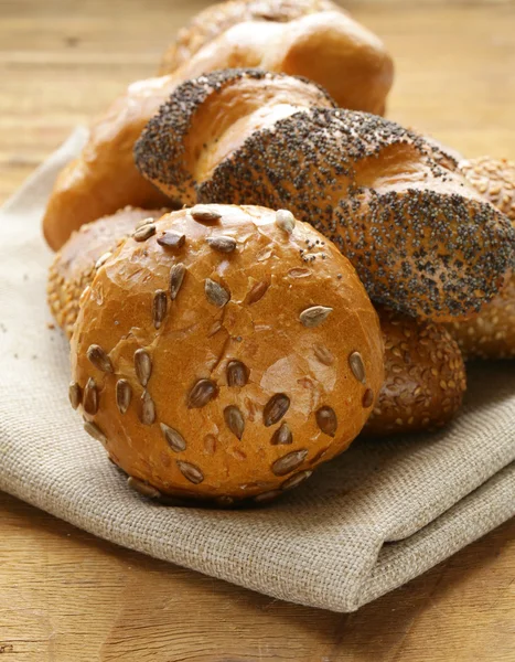 Sortiment Brot (Roggen, Weißbrot, Vollkorngetreidebrötchen)) — Stockfoto